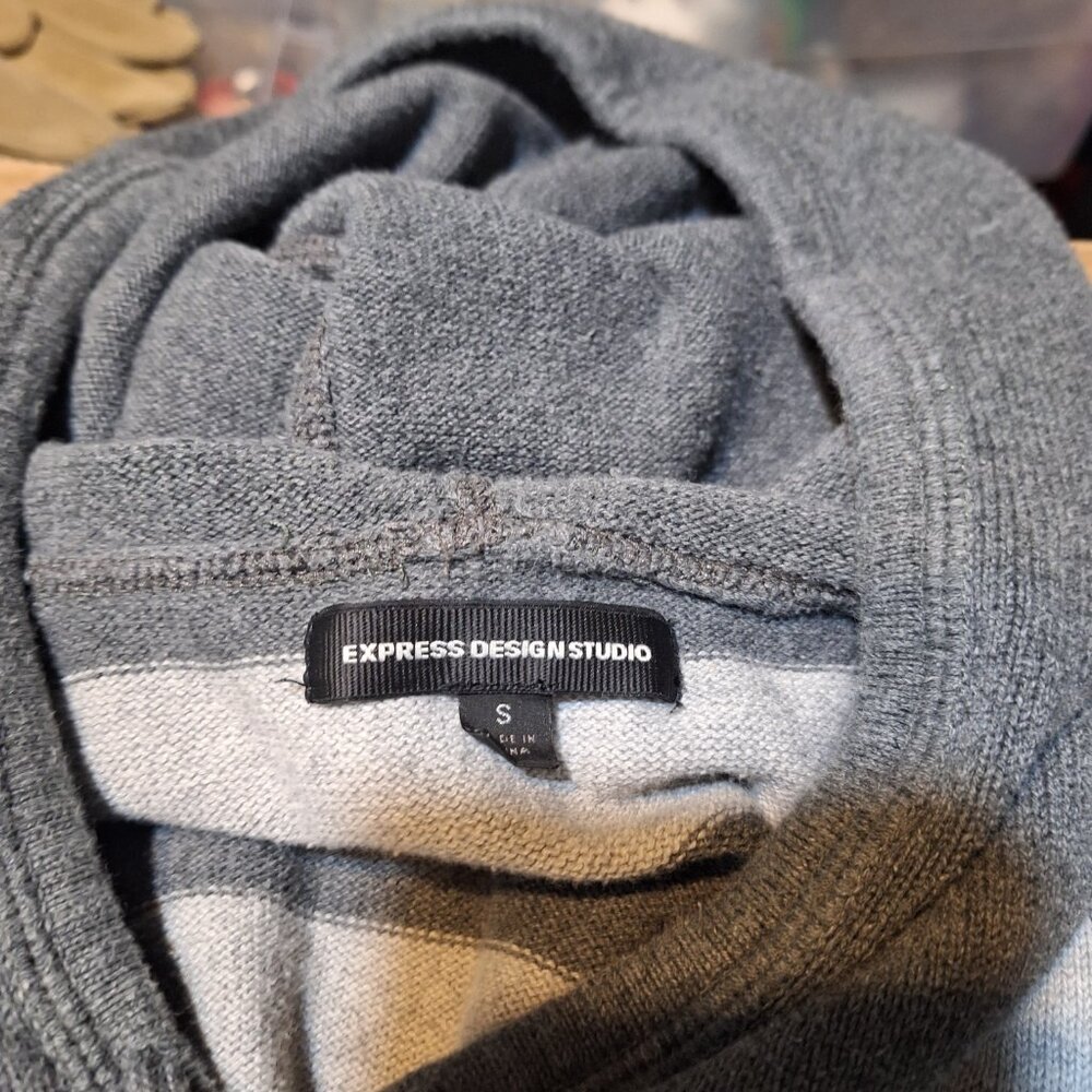 Express Deign Sweater - Picture 7 of 9